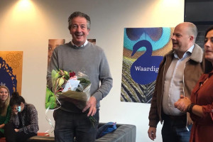 PvdA HW deelt bloemen uit aan basisscholen